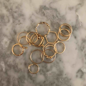  - Guldiga ringar.   Ej använda.  