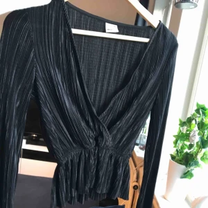  - As fin blus, använd 1 gång då jag köpte den till nyårsafton men sedan aldrig fått användning för den! Jätte skön och fin.  