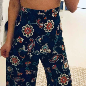  - Utsvängda byxor från Kate Moss X Topshop. Passar dig som är från 160 cm och uppåt (går att vika upp dem). 