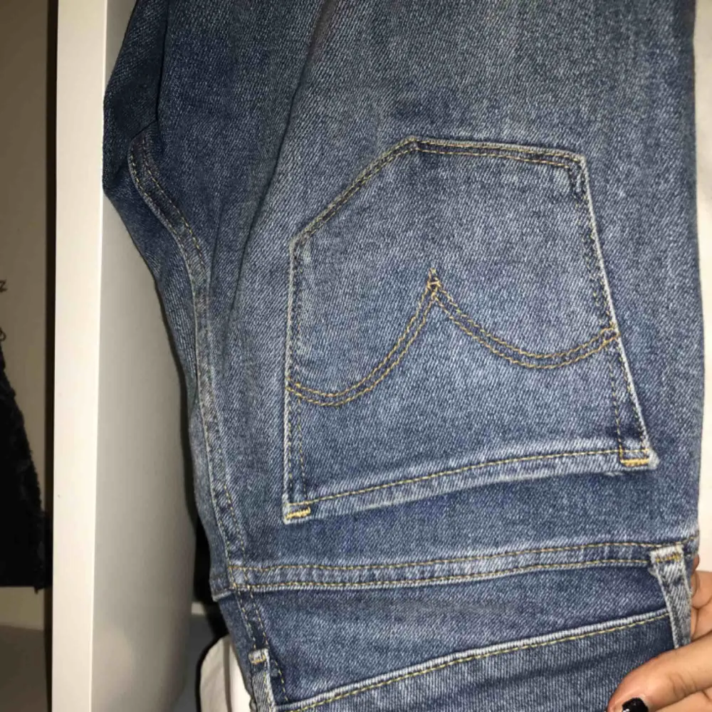 Säljer jätte snygga byxor från Levis som jag köpte för över 1000kr. Jag säljer för jag ej får användning av dem, det ör modellen 711 skinny. Jeans & Byxor.