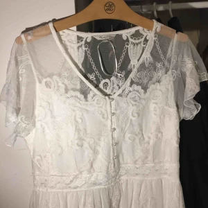 - Underbar vit klänning med massa fina detaljer. 🐚