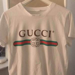En Gucci tröja (a-kopia) , one size. 😇 men jag har själv xs/s. Funkar men storleken ändå😇