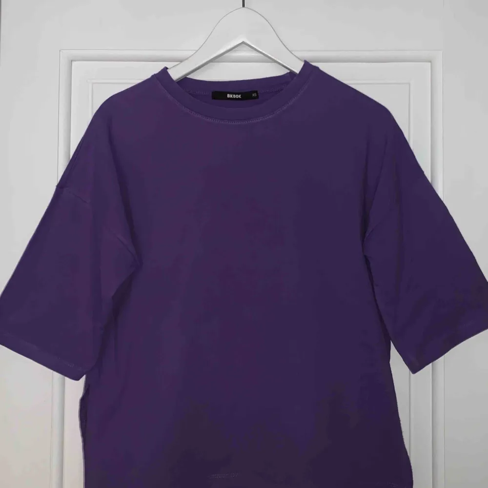 Lila (lite oversized) t-shirt med en liten slits i sidorna från BikBok. Väldigt bra skick! . T-shirts.