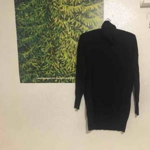  - Storleken är S och det är antagligen menat som en oversize-modell men passar givetvis fler storlekar beroende på hur en vill ha passformen. Längre modell men jag skulle inte kalla det klänning.