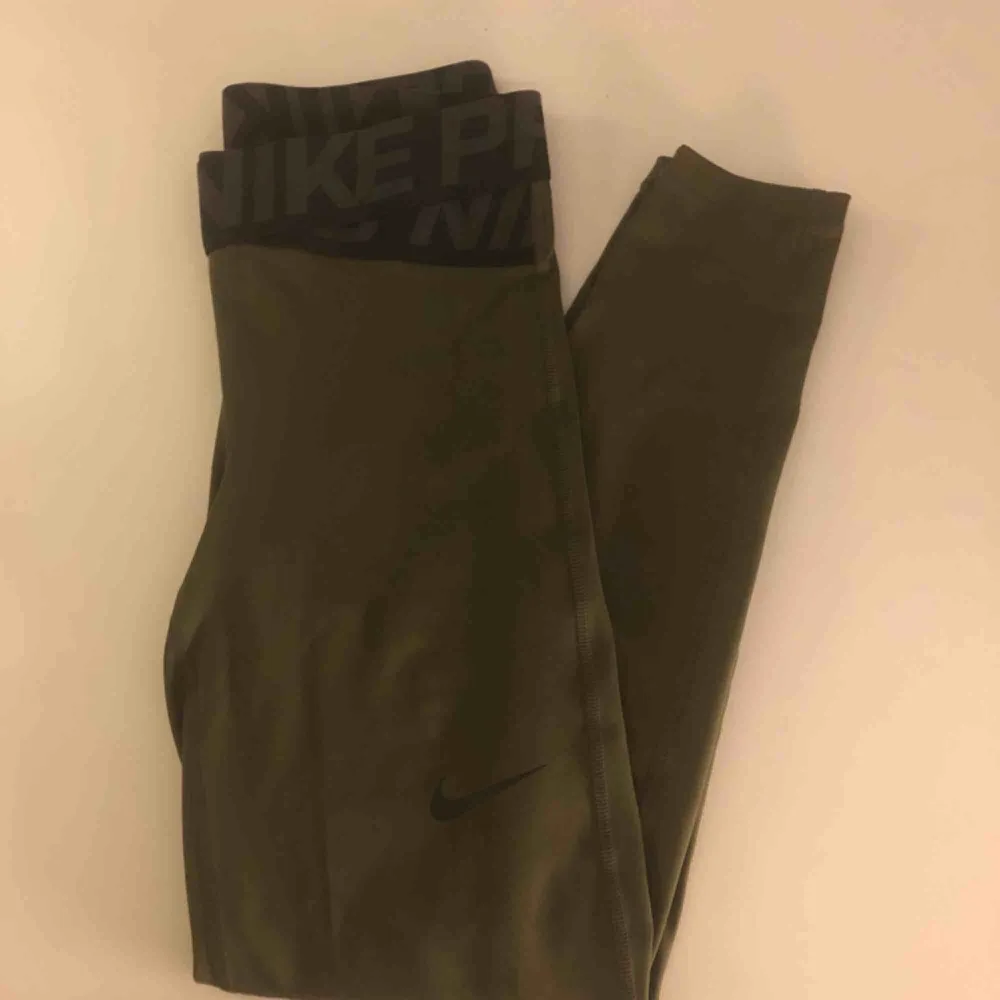 Nya Nike tränings tights mörk gröna. Aldrig använda . Storlek S. Köparen står för frakt. Betalas helst med swish . Övrigt.