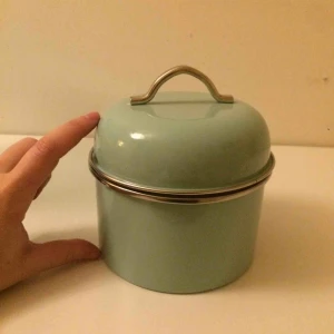  - Retro mintgrön cool burk tex till kaffe eller te! Aldrig kommit till användning. Ren och fräsch med tätningslist i gummi i locket. Sprillans! 🍬🍬🍬🍬