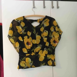  - Transparent tyg med en innertröja som sitter ihop. Dragkedja i sidan 