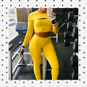  - (Lånade bilder från Peach Sports!!)  ✨ Säljer träningskläder Peaches Sportswear. Toppen är i storleken 8-10 UK (36-38) och tightsen i storleken 4-6 UK (typ small).  ✨Kläderna är i väldigt bra skick och har bara använts en gång.