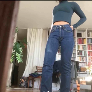 - Snygga vintage mom jeans med en liten bootcut! Frakten ingår i priset:)