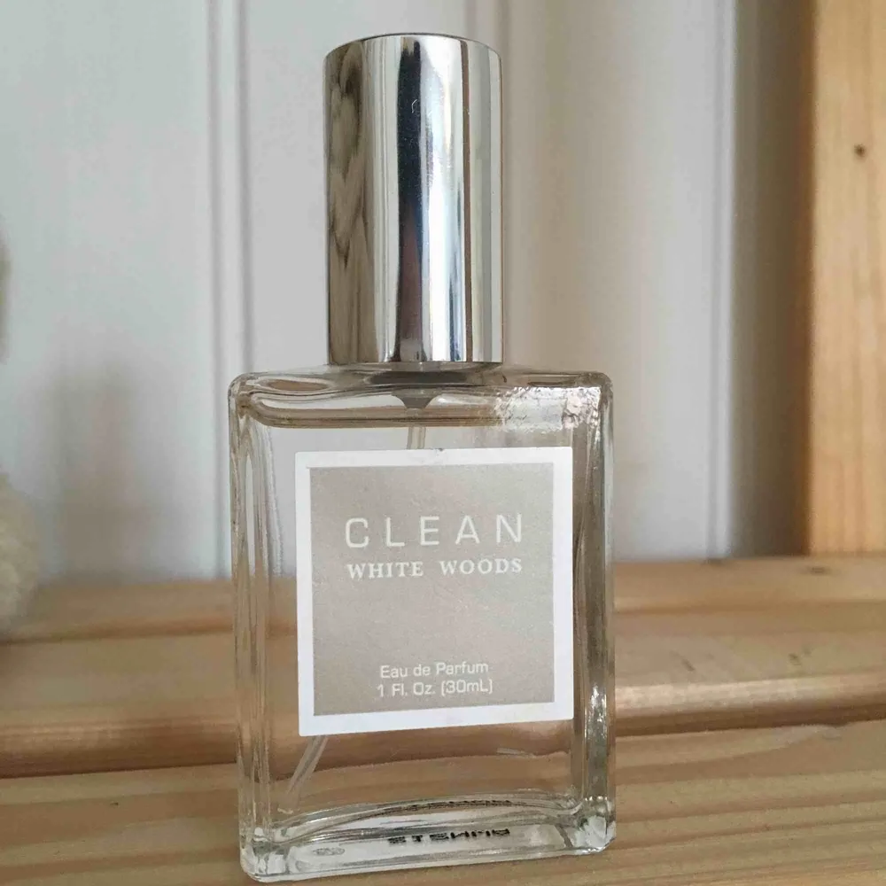 Nästintill oanvänd parfym från Clean, med doft: white woods.  Enbart några sprut tagna från den, lukten föll mig inte i smaken.. Övrigt.