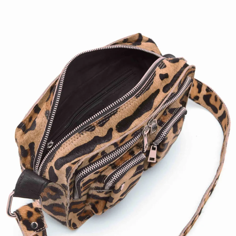 Oanvänt NUNOO bag, Model Ellie Hair-on Leo  100% NY  Säljer pga den inte passar mig men den är verkligen så himla fin!🐆😊     Två axelremmar i olika längd medföljer Bredd: 24,5 cm Höjd: 15 cm Djup: 8 cm   Ord.1600kr  GRATIS FRAKT . Väskor.