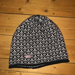  - Odd molly mössa i svart och vitt med rosa rosett One size, nästan aldrig använd Frakt tillkommer, pris kan diskuteras vid snabb affär