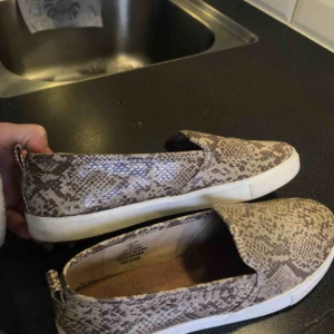  - Ett par supersnygga ormskinnsskor i storlek 38, från H&M 
