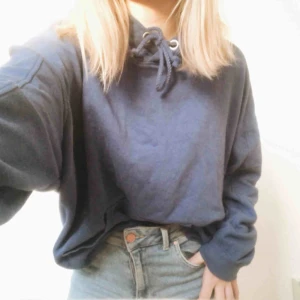  - Jättemysig hoodie från bikbok