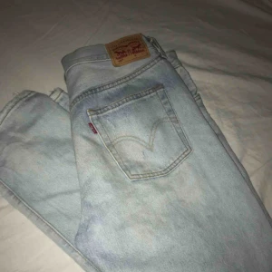  - Snygga Levi’s jeans med slitningar vid knäna. Storlek står inte men passar mig som oftast har S/36.