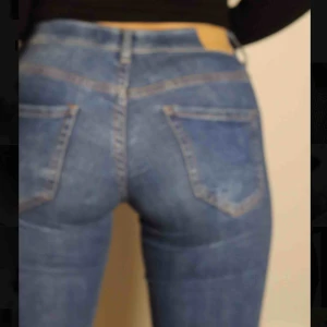  - Jeans från Gina tricot i modellen Alex. Inte använda många gånger. Super stretchiga och bekväma. Frakt tillkommer, bara att höra av sig för mer bilder eller frågor