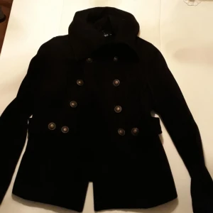  - Svart kort ull jacka,stl 36. Hämtas i Mehedeby eller tas till Tierp 