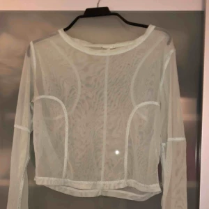  - Mintgrön Meshtröja från weekday, supersnygg men använder inte längre. Har små hål på ärmarna då jag hade tummarna igenom för att ärmarna är väldigt långa