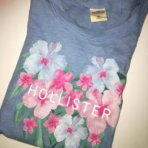 En somrig t-shirt från Hollister i jättemjukt material! Storlek M men liten i storlek, så skulle passa en S! Köparen betalar för frakten, men kan mötas upp i Kalmar 🌸🌺🌼