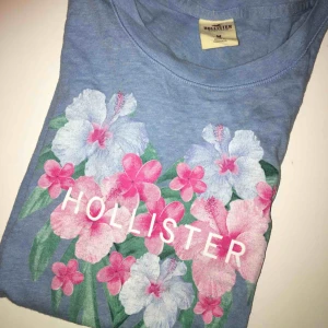  - En somrig t-shirt från Hollister i jättemjukt material! Storlek M men liten i storlek, så skulle passa en S! Köparen betalar för frakten, men kan mötas upp i Kalmar 🌸🌺🌼