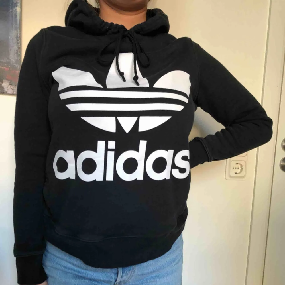 Super skön Adidas hoodie som är lite tunnare material än andra Hoodies, fin att styla till lite boyfriend jeans eller bara ha som en mys hoodie🥰 Köpt för 800kr och den är oanvänd, pm för fler frågor🌸. Tröjor & Koftor.