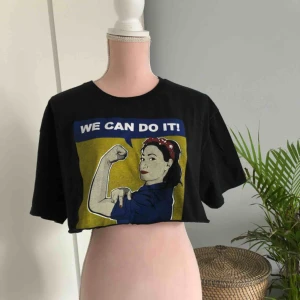  - We Can Do It croptop. Passar allt från xs-m beroende på önskad passform. Köpare står för frakt
