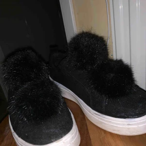  - Pris kan diskuteras men skor ifrån Duffy kopia av Steve Madden bara inte lika smala😍 köpte gråa till mig o svarta till syrran nu till våren  men visa sig dem var försmå! Så härliga fina fluffiga skor! Perfekt till vår outfits!  Frakt ingår  