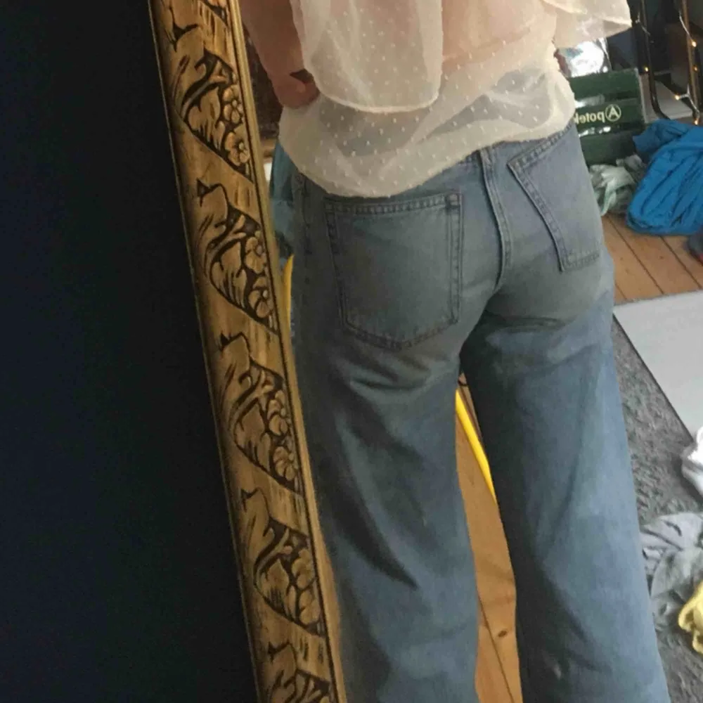 Mina favvo-jeans från monki i modellen yoko och storlek 27. Riktigt långa byxor med vida ben. De har dessvärre blivit för små, men så snygga. Orginalpris. 400kr. Kan mötas upp i Stockholm, annars betalas frakten själv och ingår inte i priset. ❤️. Jeans & Byxor.