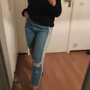  - Ett par super snygga jeans köpta sommar 2018. Dem är i super bra skick & knappt använda. Säljer då jag vill rensa min garderob