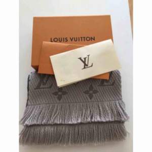 Äkta Louis Vuitton scarf, använd 2 gånger i nyskick. Kvitto och box medföljes! 