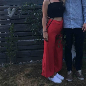  - Säljer dessa röda byxor från Gina. Använda endast 1 gång, som nya! 