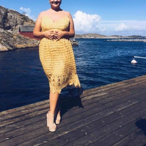  - Världens finaste gula klänning, använd 1 gång, köptes för 800kr på Asos. Spagettiband, broderat material. Perfekt till bröllop, examen eller finare fest! Är i toppskick!