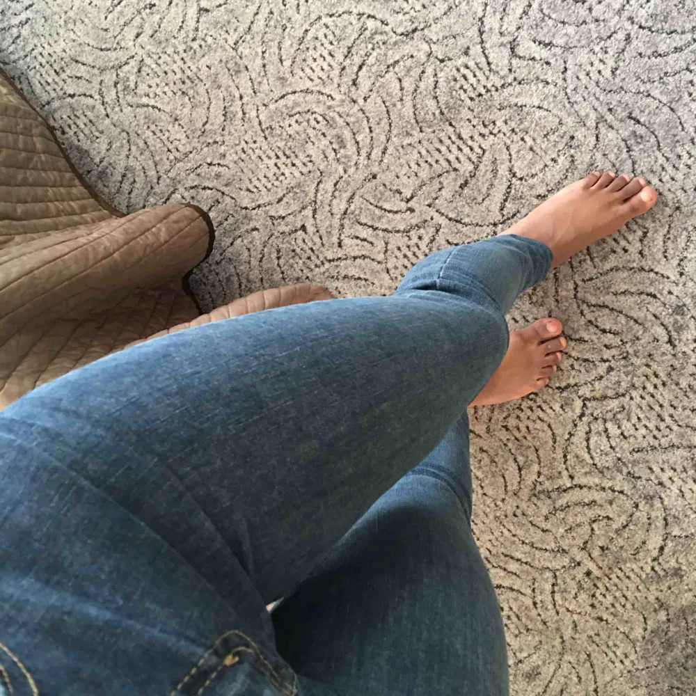Levi’s jeans i modellen Mile high super skinny köpta på Jc. Storlek: 24  Endast använd ett fåtal gånger. De passar mig som är 156 cm. . Jeans & Byxor.