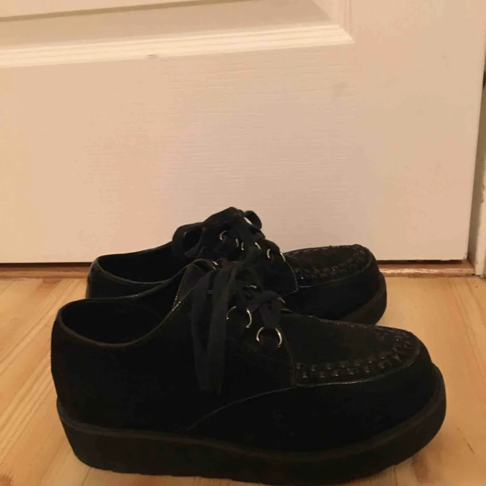 Säljer dessa svarta skor med lite platå, mycket fina men kommer tyvärr inte till användning🌹 märke depeche och storlek 39. Skor.