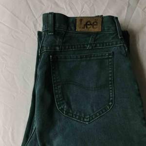 Mörkgröna jeans från Lee, säljer de för att jag inte använt de på jättelänge. De är lite stora för mig och passar därför både S och M! Swish och frakten ingår inte:) 