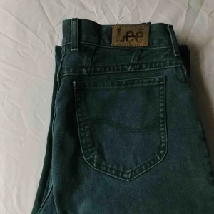  - Mörkgröna jeans från Lee, säljer de för att jag inte använt de på jättelänge. De är lite stora för mig och passar därför både S och M! Swish och frakten ingår inte:) 