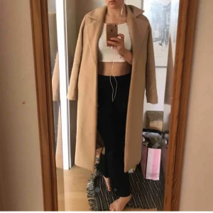  - Kamelfärgad kappa från missguided. Storlek UK 10/ EUR M Pris Ej inklusive frakt Vid snabb affär kan priset diskuteras! 