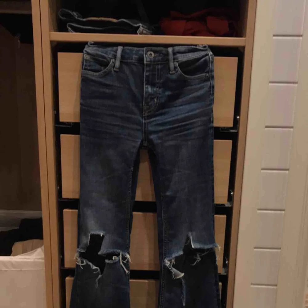 Crocker-jeans i flare-modell med snygga hål klippta. Aldrig hittat ett par jeans som sitter lika bra men tyvärr för små för mig. Storlek 23/30 från JC. Dom har ett litet hål uppe bak vid hylsan men det går lätt att laga. Stretchigt material. Jeans & Byxor.