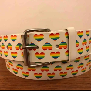  - Pride Love skärp, nytt och fint!  Kan skickas, men då det kan bli dyrt i frakt så kanske enklast om någon bor nära och jag kan lämna eller ni hämta det. Bor i Enskededalen och jobbar i Farsta. Söderort prioriteras.