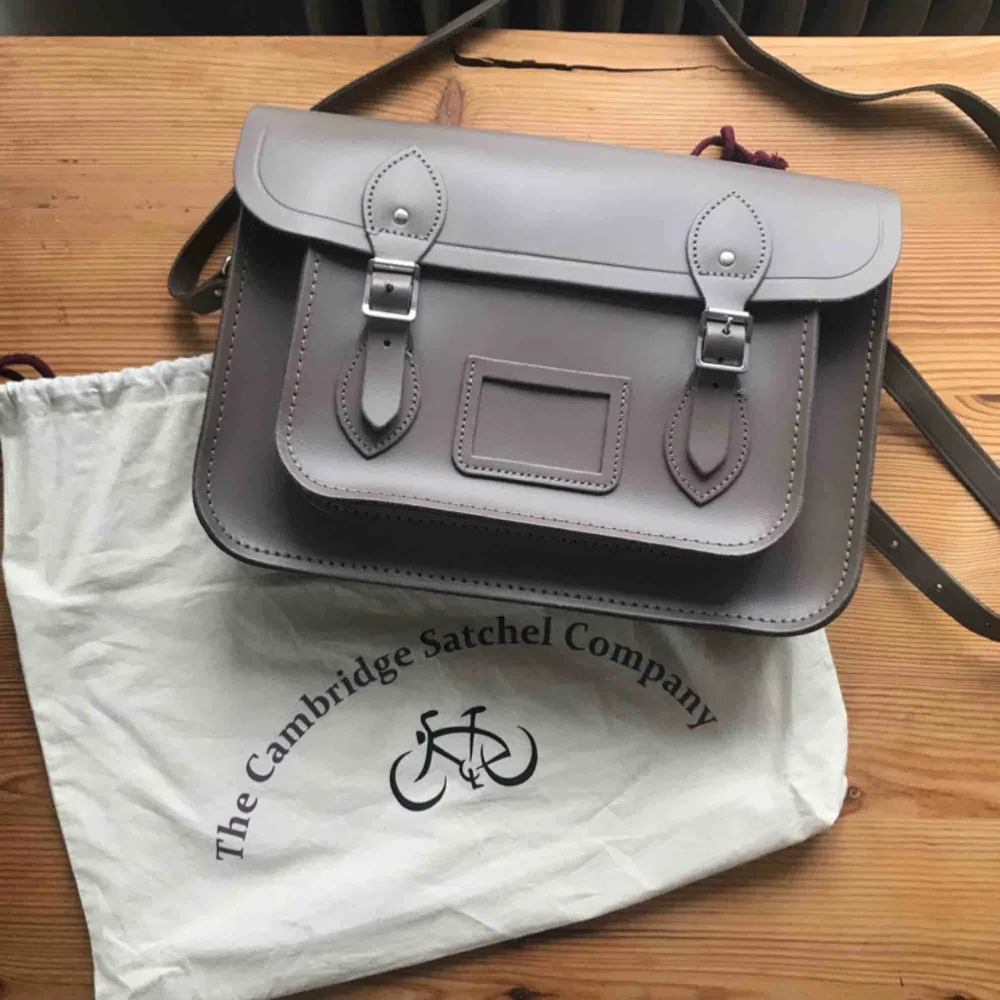 13 inch väska från ”The Cambridge satchel company”. Köpt för 2000 kr och har blivit använd ungefär 2 gånger. Mörkbrun i äkta läder och silverspännen. Frakt ingår. Pris kan diskuteras :) . Väskor.