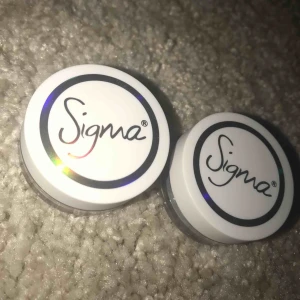  - 2st Sigma loose shimmer som aldrig kommit till användning. Den rosa är öppnad men aldrig använd och den blåa är helt oöppnad. 