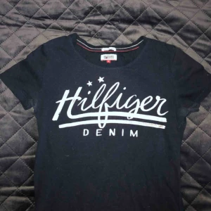  - Snygg marinblå t-shirt 