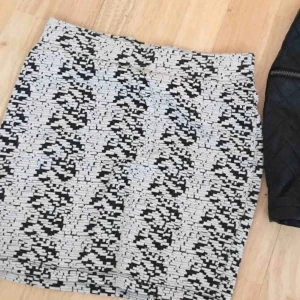  - Kjol från VeroModa. I väldigt fint skick! Köparen står för frakten!