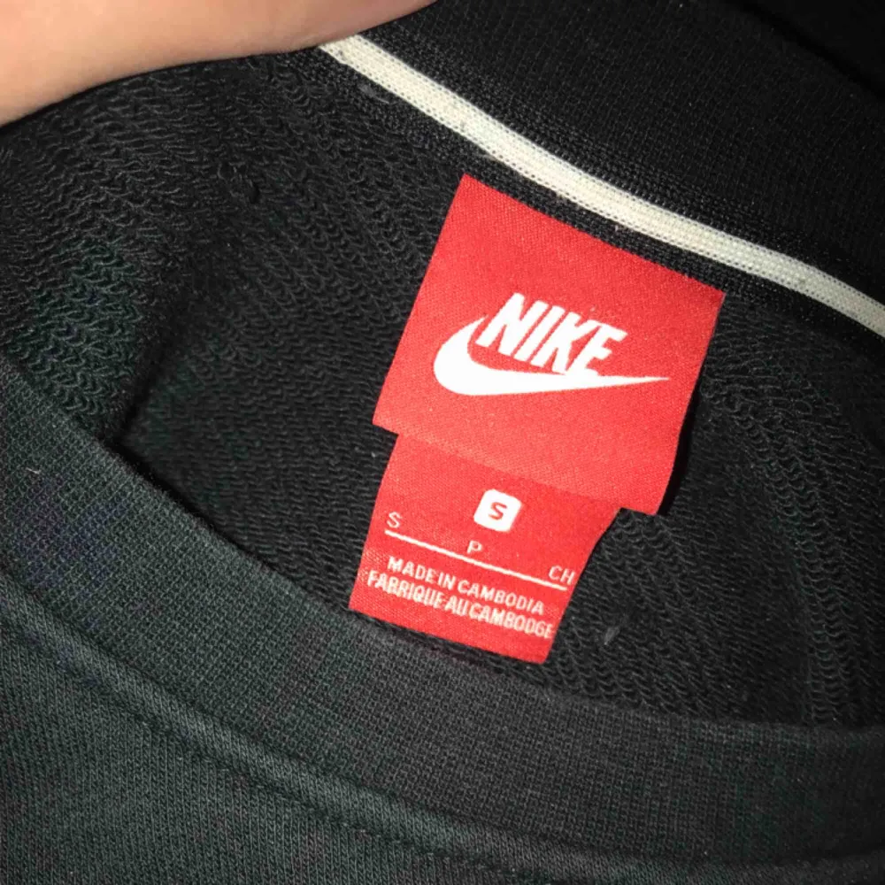 Säljer en Nike tröja som är lite croppad.  Använd rätt mycket men ändå i väldigt bra skick! Storlek: S Kan mötas upp, annars tillkommer frakten. Hoodies.