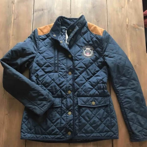  - Garderobsrensning pga flytt,  Marinblå Jacka från lexington. Väldigt fint skick då jag knappt har använt den. 