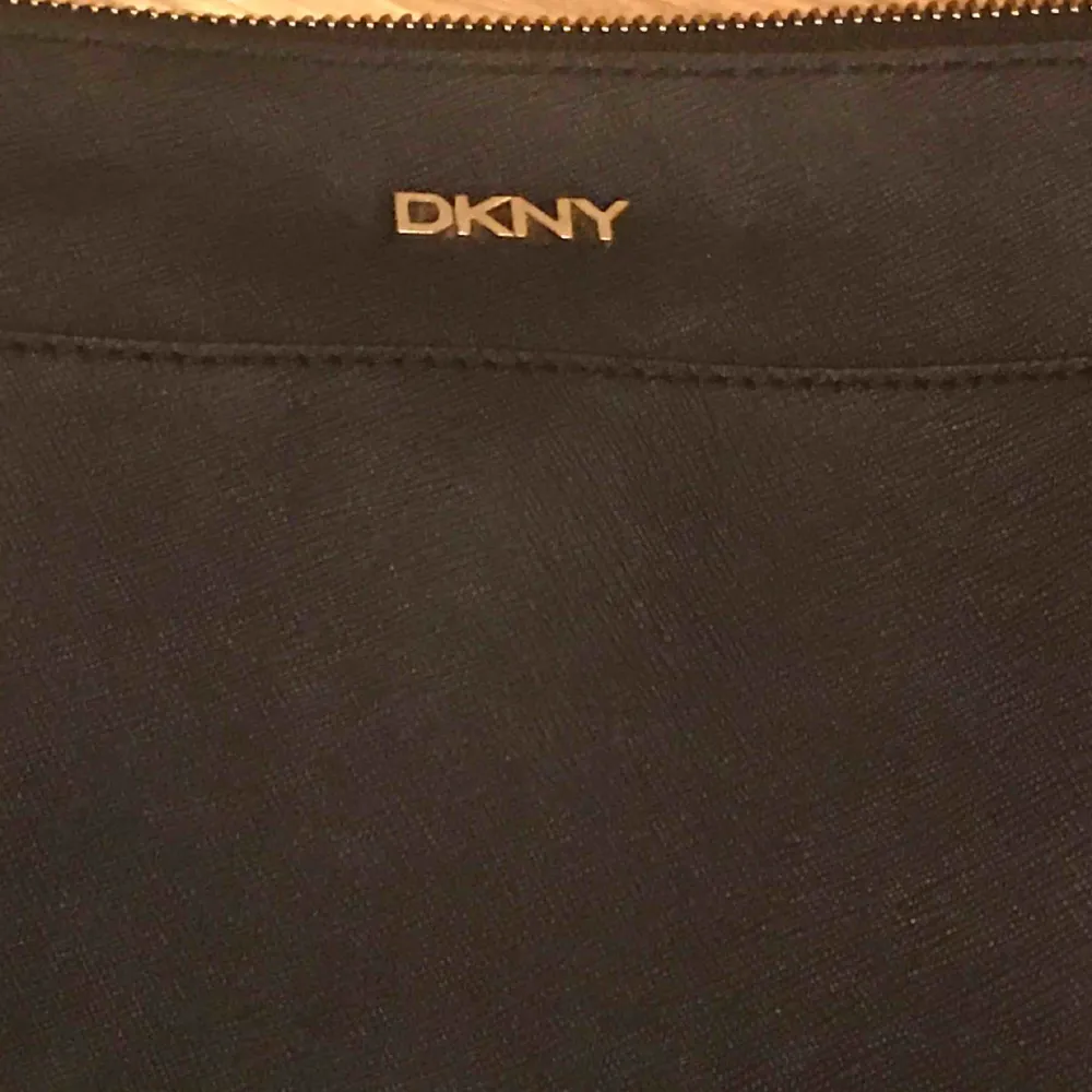 Väska från DKNY Använd men fint skick, lite avskavt på zippen men inget man tänker på. . Väskor.
