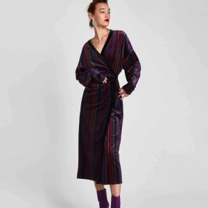  - Randig sammets klänning från zara✨ man kan också använda som kimono,  Använd bara en gång inom hus, säljer pga impulsköp🙈 Fler bilder kan ges på efterfrågan👍🏻 