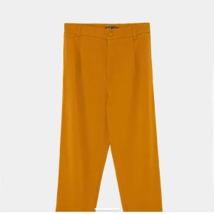  - Högmidjade chinos i senapsfärg (andra bilden är för att visa hur dom ser ut på) Sjukt sköna och mjuka!