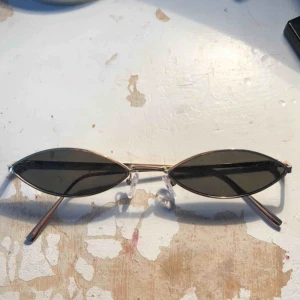  - Glajjor som inte passar på mig men kanske på dig??? Frakten får köparen stå för!