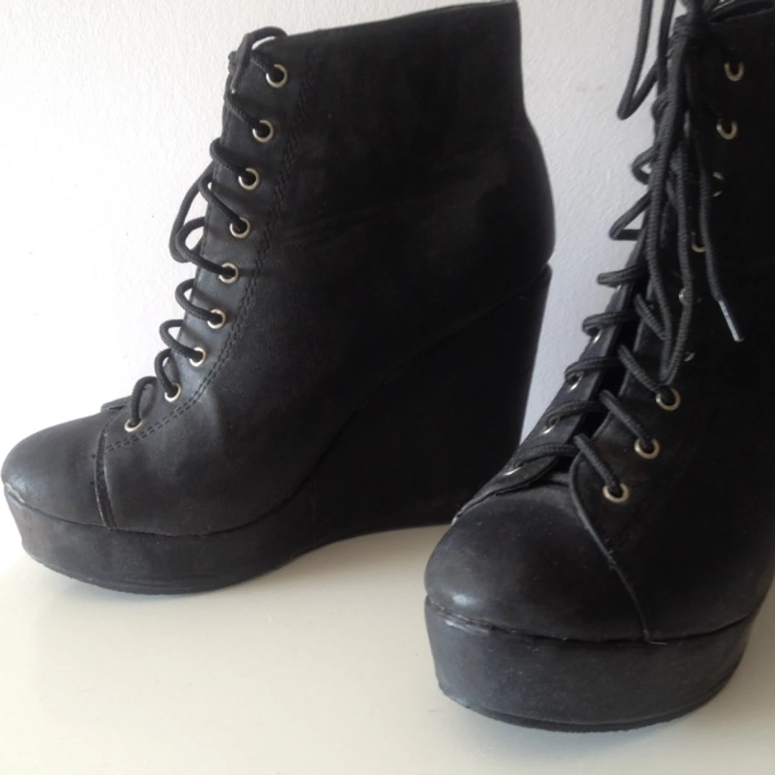 Svarta kilklacksskor  Från: Nelly.se Klackhöjd: ca 12 cm  - 1397914434